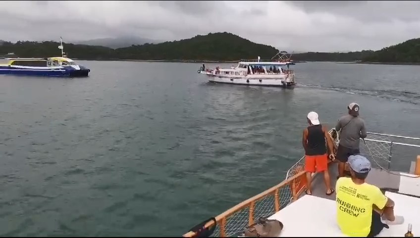 一艘游艇在桥咀岛对开海面，与一辆滘西洲渡轮发生碰撞。