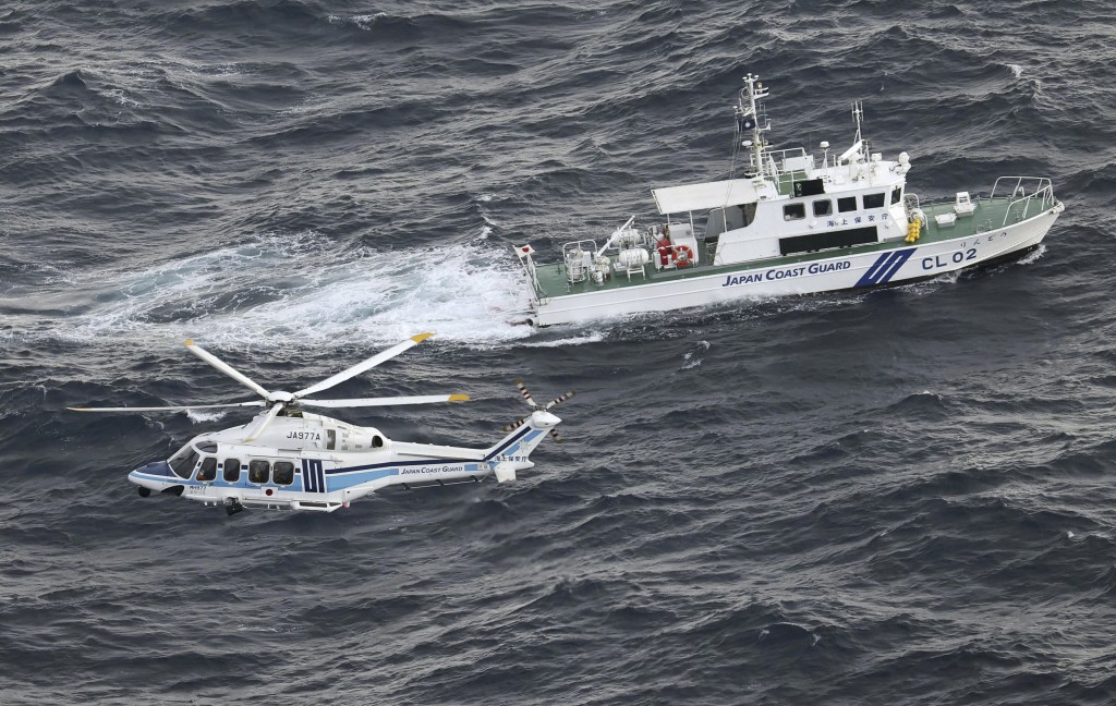 日本巡邏船及直升機繼續搜尋魚鷹機殘骸及失蹤人員。美聯社