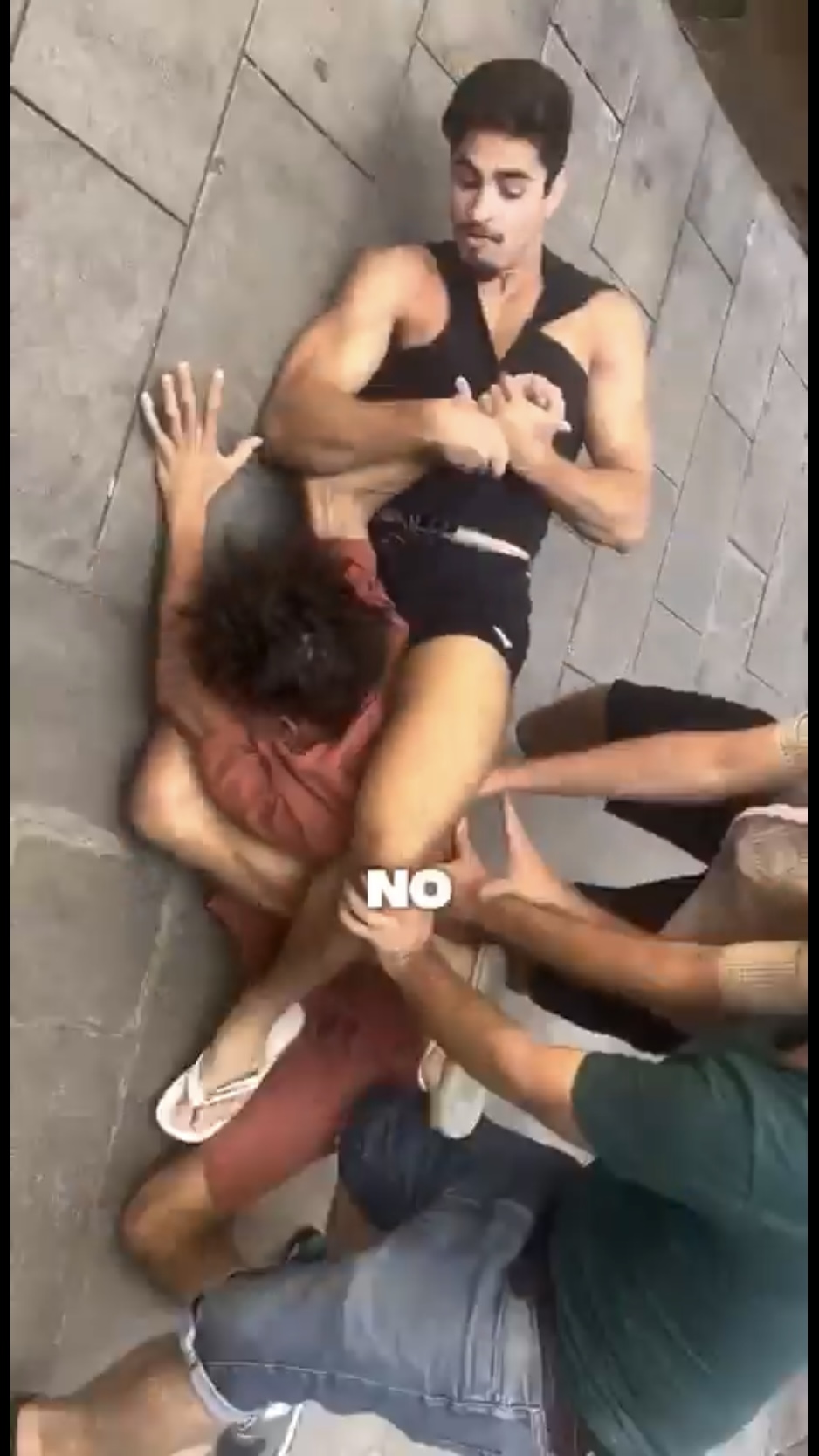 賊人動彈不得,柔術高手則一臉輕鬆。 賊人動彈不得,柔術高手則一臉輕鬆。