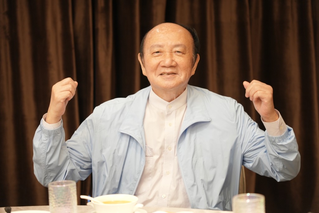 现时77岁的詹培忠仍精神饱满、转数够快，说话流利。