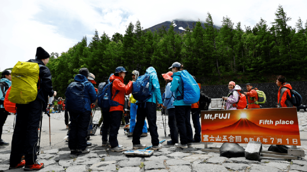 登山季的第一天，登山者和遊客聚集在吉田路線登山步道上。（路透社）