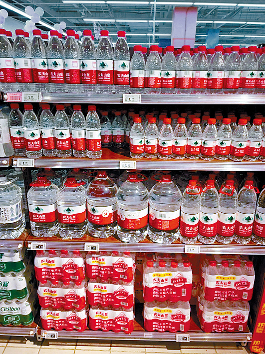 农夫山泉卷入风波，销量受影响。