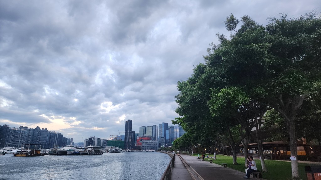 稍後天氣開始急速轉壞,有狂風驟雨及雷暴 稍後天氣開始急速轉壞,有狂風驟雨及雷暴
