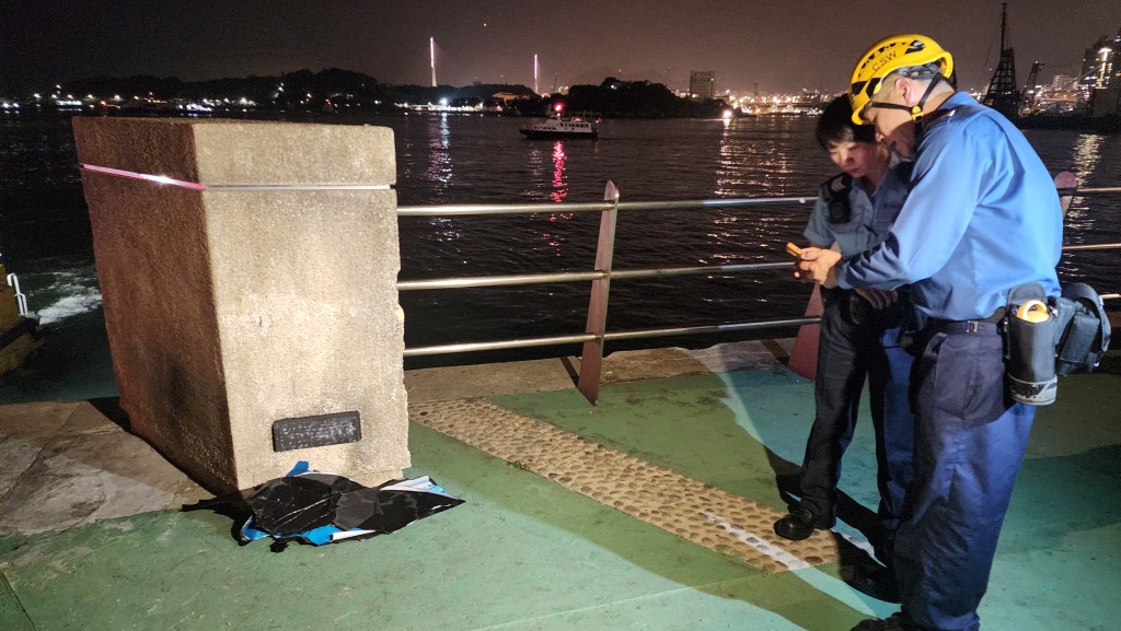 人员在海上发现一件长约40厘米的垃圾。