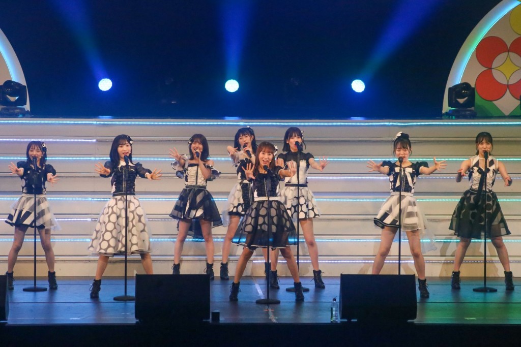 鈴木亞美出任主唱,演繹AKB名曲《Flying Get》及《Heavy Rotation》。
