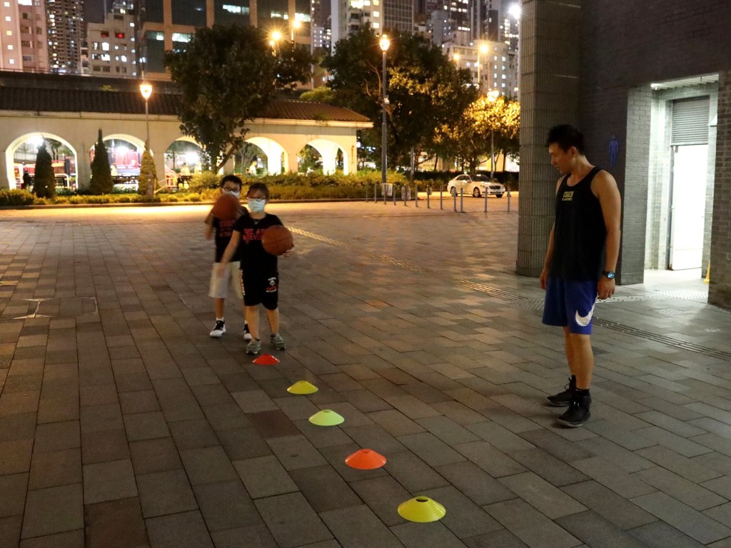 球場尚未開放之際,劉嘉豪(右)在公園進行「小班教學」。 林家希攝