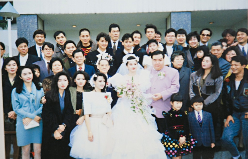 郑则仕于1990年与同为演员、年轻他14岁的林燕明结婚。