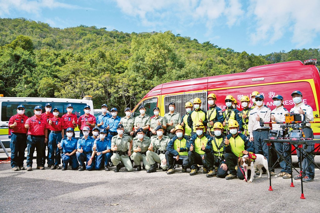 警方聯同消防處、民安隊等政府部門,在西貢郊野公園推廣「山友同行」計畫。