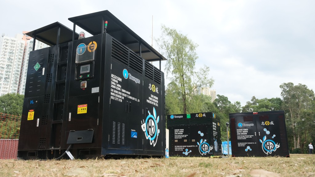 他指正與內地部門商討如何引入內地的零碳能源來港。 他指正與內地部門商討如何引入內地的零碳能源來港。
