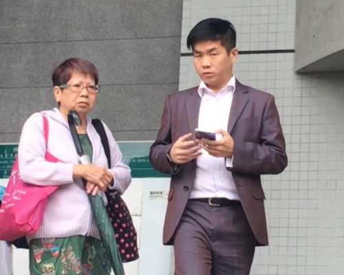 被告李逸康(右)。 劉曉曦攝