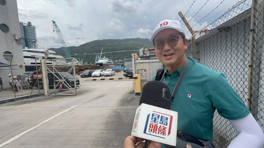 多啦A夢支持者蔡先生到青衣船塢拍攝，表示期待不久將來見面。