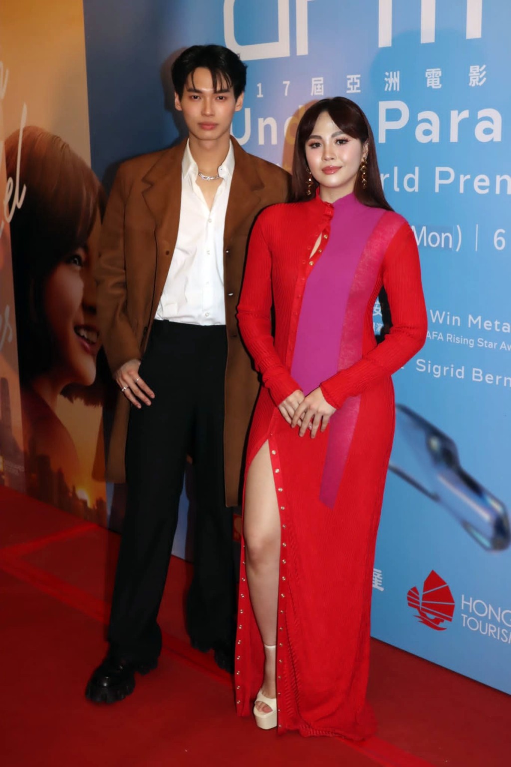 泰国男神Win和菲律宾演员Janella Salvador主演的电影《Under Parallel Skies》做宣传。