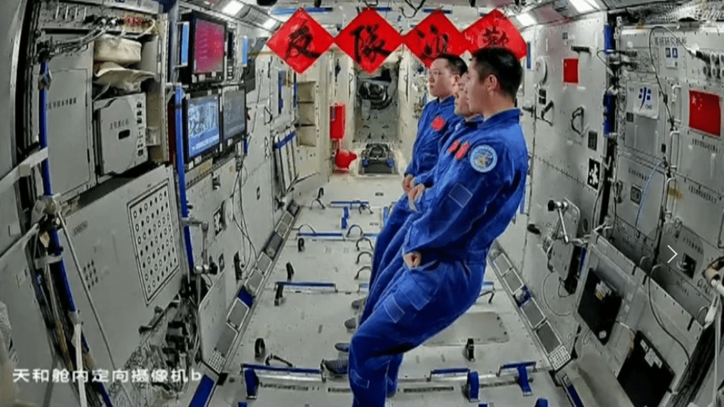 正留守空間站的神舟二十一號航天員乘組，已在軌做好迎接神舟二十三號航天員乘組進駐的各項準備工作。央視截圖