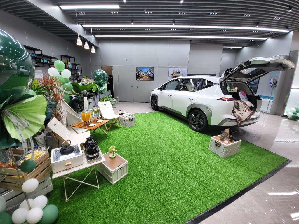 廣汽埃安AION Y Plus「智尊版」電動車香港開售，代理展示車子多功能特色。