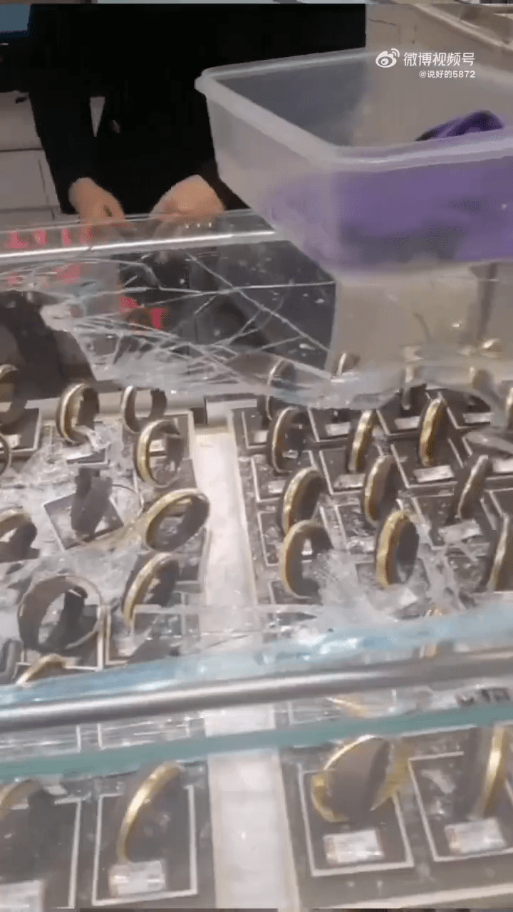 被打破的玻璃展櫃。 被打破的玻璃展櫃。