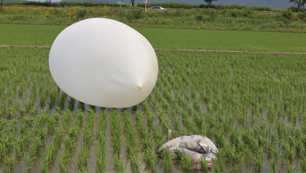 北韩再度向南韩空飘垃圾气球。美联社