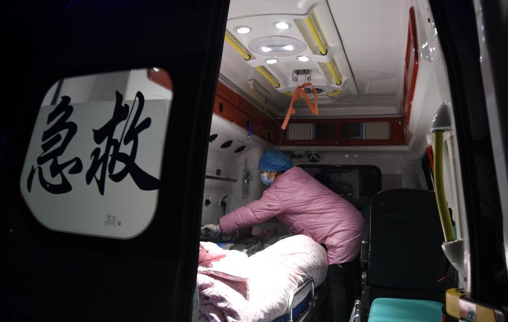 甘肃临夏州积石山县发生6.2级地震，部分地震伤员转移至积石山县人民医院接受救治。 新华社