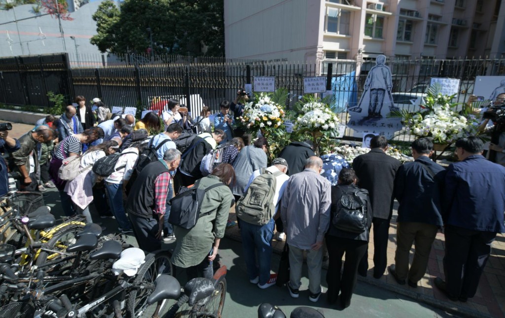羅伯家屬一行到事發現場路祭。