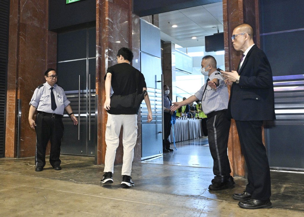 排在頭位的葉先生入場時承傳動漫傳統,復刻經典動作「反智轉身」。 排在頭位的葉先生入場時承傳動漫傳統,復刻經典動作「反智轉身」。