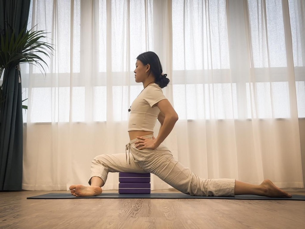 鴿子式步驟:先右膝彎曲盡量成90度直角,左腿向後伸展,初階者請用瑜伽𥖁或厚的咕臣墊高右邊大髀。 鴿子式步驟:先右膝彎曲盡量成90度直角,左腿向後伸展,初階者請用瑜伽𥖁或厚的咕臣墊高右邊大髀。