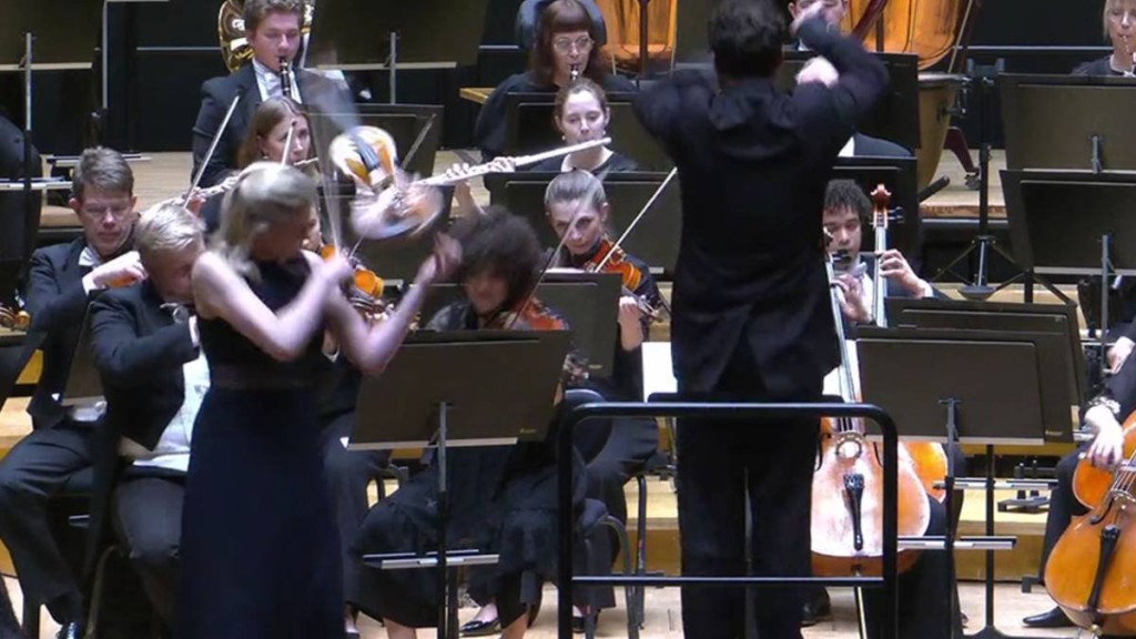 身價逾2700萬元的18世紀小提琴被擊中跌落地。Sinfonia Lahti影片截圖