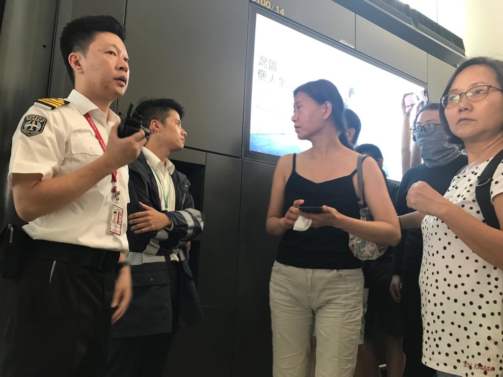 有市民鼓譟，與保安口角。