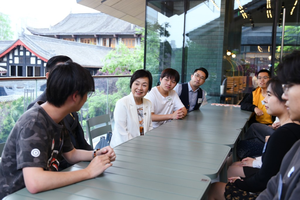 蔡若蓮（左三）昨日在成都與香港學生和創業青年會面。政府新聞處圖片