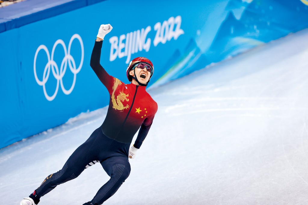 中國隊選手武大靖衝綫後高呼慶祝。