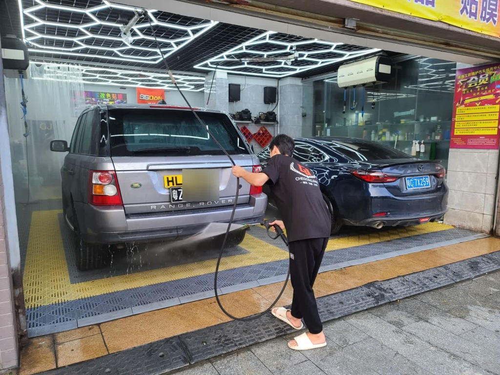 在香港，洗車價格大概200至300元，但在內地70餘元人民幣就洗到。