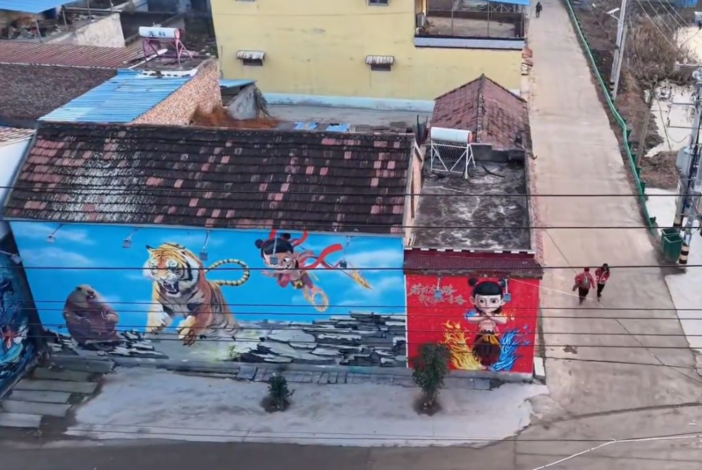 吳承言的巨型牆畫，令小村變網上景點，元旦吸客逾24萬。抖音＠大兵(商丘航拍古城) 