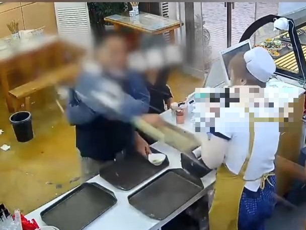 两名长者因要求退款被拒，情绪失控拿起水煮蛋猛砸向店主。搜狐千里眼