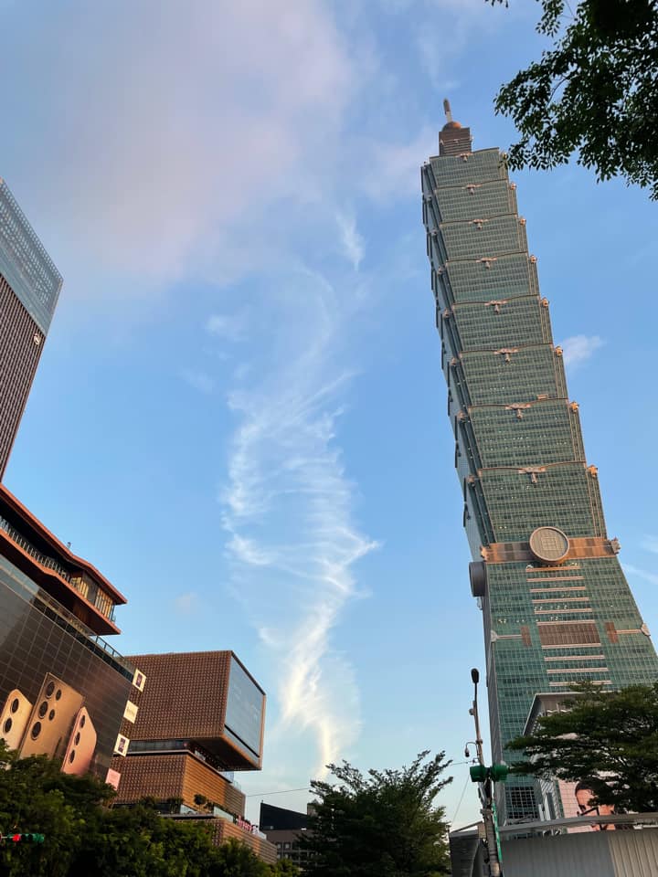 「DNA雲」有台北101大樓作襯托。網圖
