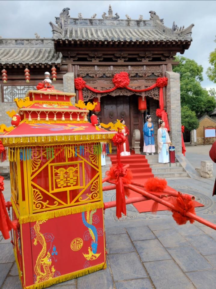 中式仿古婚禮微電影興起，催生許多臨演工作機會。抖音＠B    大金店飛龍舞獅花轎儀仗隊