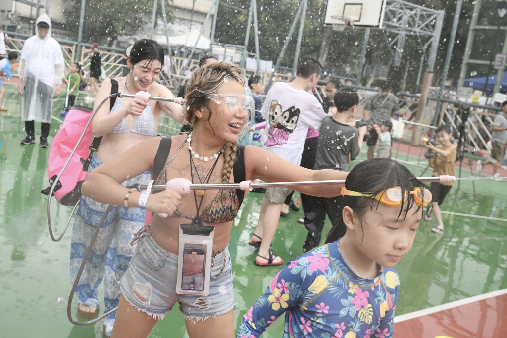  九龙城泼水节今日（11日）起一连两日举行。