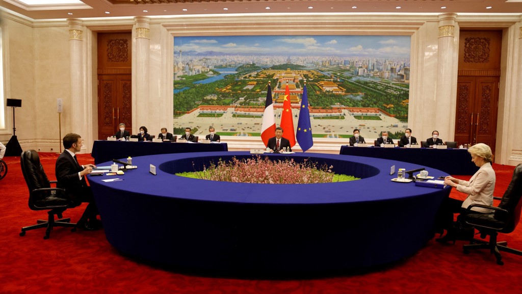 法国总统马克龙、国家主席习近平、欧盟委员会主席冯德莱恩在北京会面。 路透社