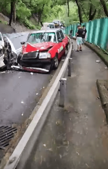 的士右車頭損毀嚴重。fb 車cam L（香港群組）Maven Lau