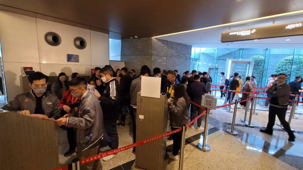 由新地發展的元朗The YOHO Hub今日首輪開售325伙，現場人頭湧湧。