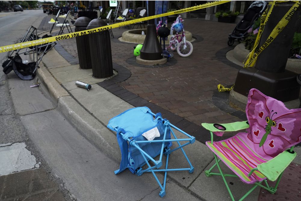 在伊利諾伊州芝加哥郊區海蘭帕克市發生大規模槍擊事件後，地上散落空椅子、一輛單車和一輛嬰兒車。AP圖