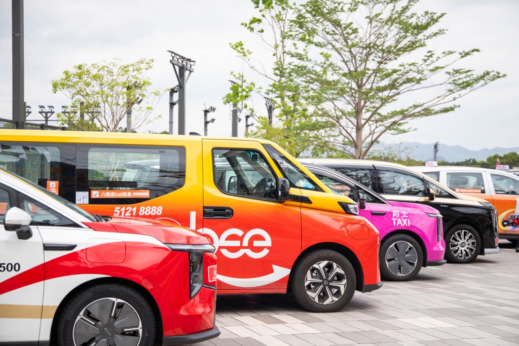 現時「八達通Call車易」一站式整合全港5支的士車隊及多個本地的士預約平台，未來將陸續擴大車隊及平台覆蓋。