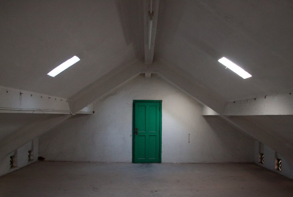 宿舍長直的布局,配以中式金字型瓦頂,讓頂層形成特殊的三角空間。香港隅地 HK Corners圖片