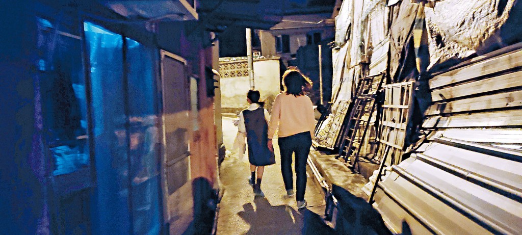 母女居於山中寮屋,每天黃昏匆忙趕回家,以免摸黑找路。