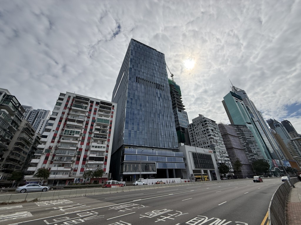 港島壹號中心11層寫字樓及3層商場，獲中資機構出價約50億洽購。