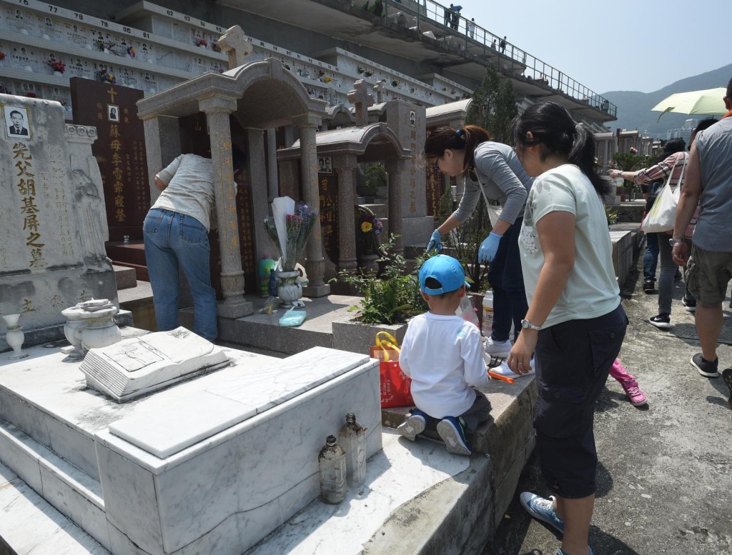 清明節市民拜山。