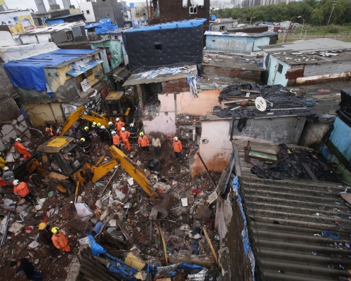 印度孟買暴雨成災，民宅倒塌至少11死。AP圖片