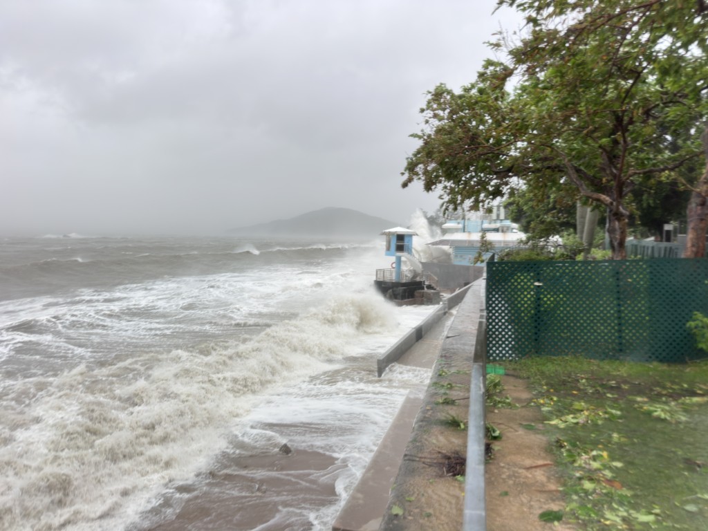 海浪衝過堤防，儼如「海嘯」侵襲。