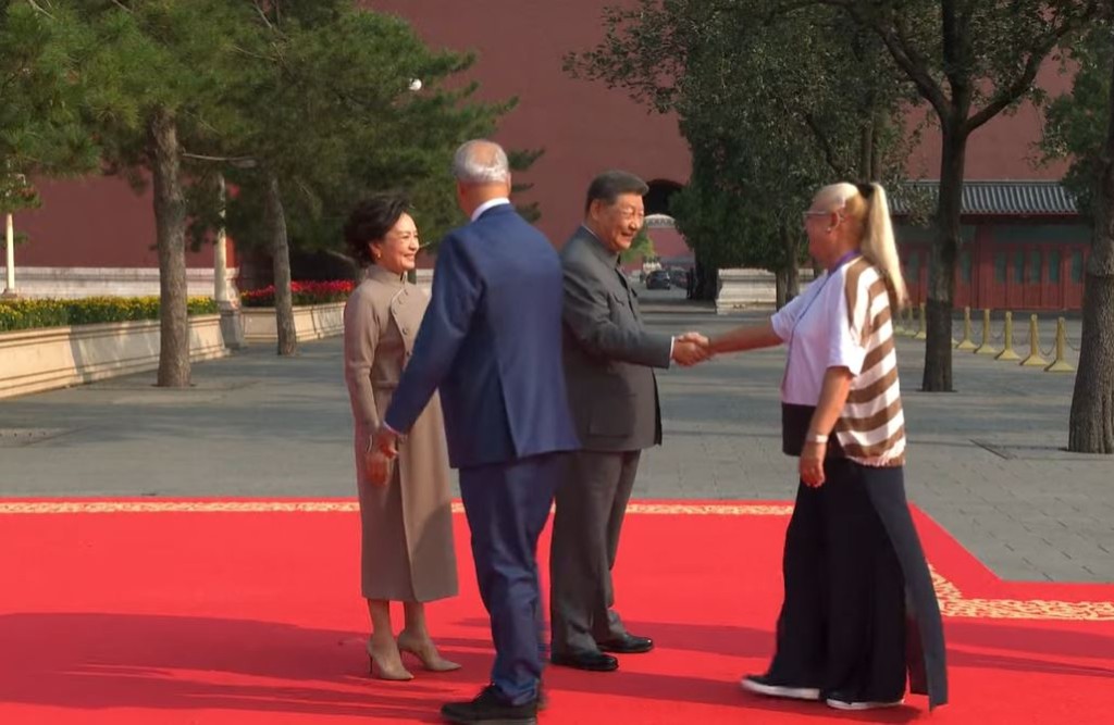習近平和夫人彭麗媛在端門外廣場迎接出席大會的外方代表。 央視截圖 習近平和夫人彭麗媛在端門外廣場迎接出席大會的外方代表。 央視截圖