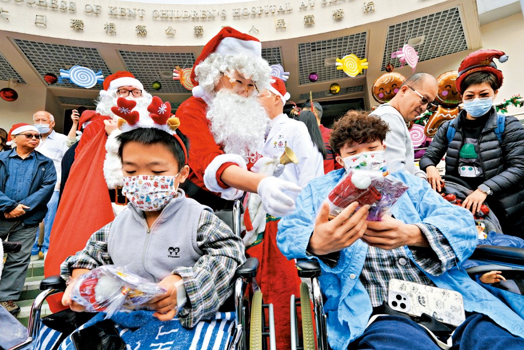 大口環根德公爵夫人兒童醫院的醫護扮成聖誕老人，在派對上向留院病童派發聖誕禮物。