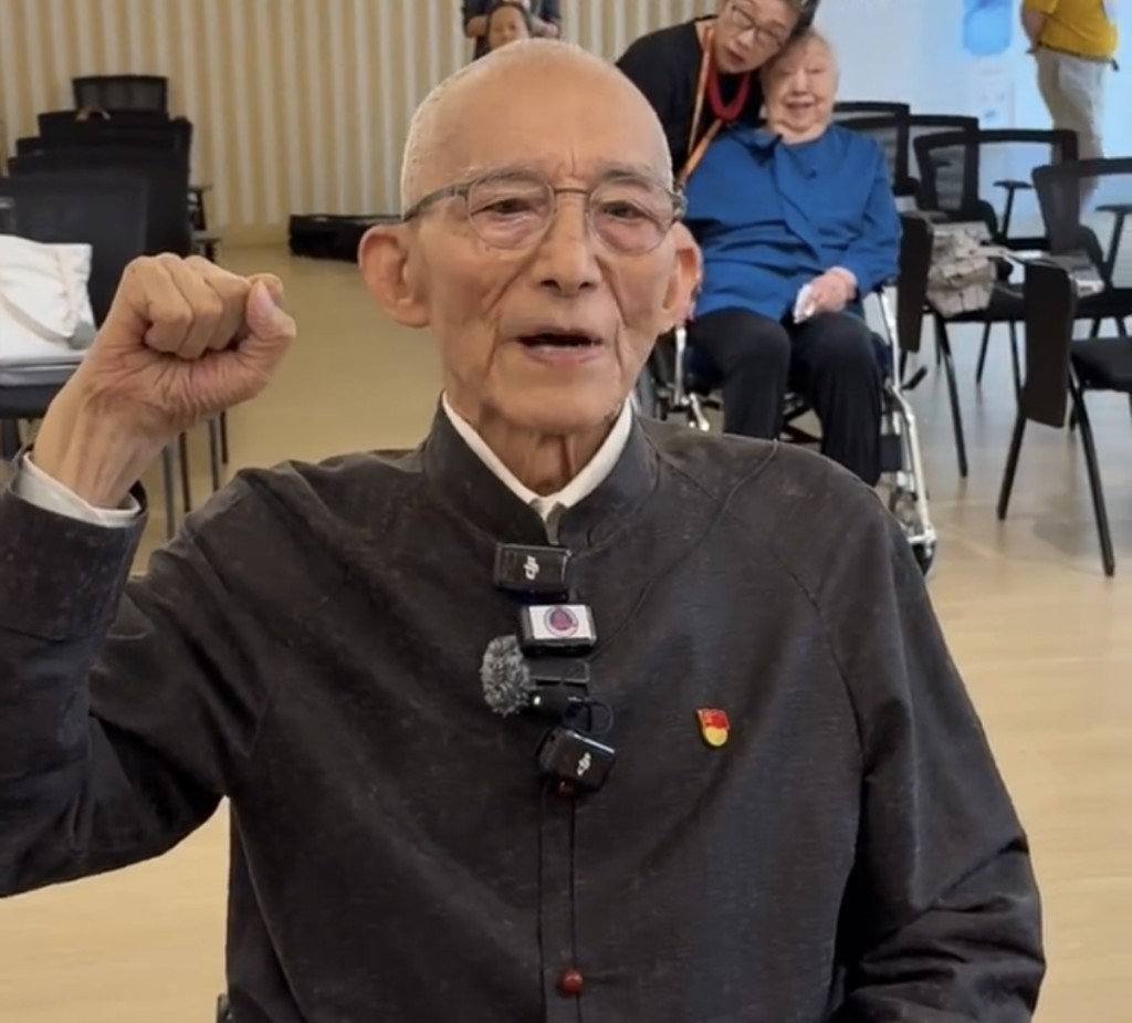 國家話劇院一級演員游本昌宣誓入共產黨。新華社 國家話劇院一級演員游本昌宣誓入共產黨。新華社