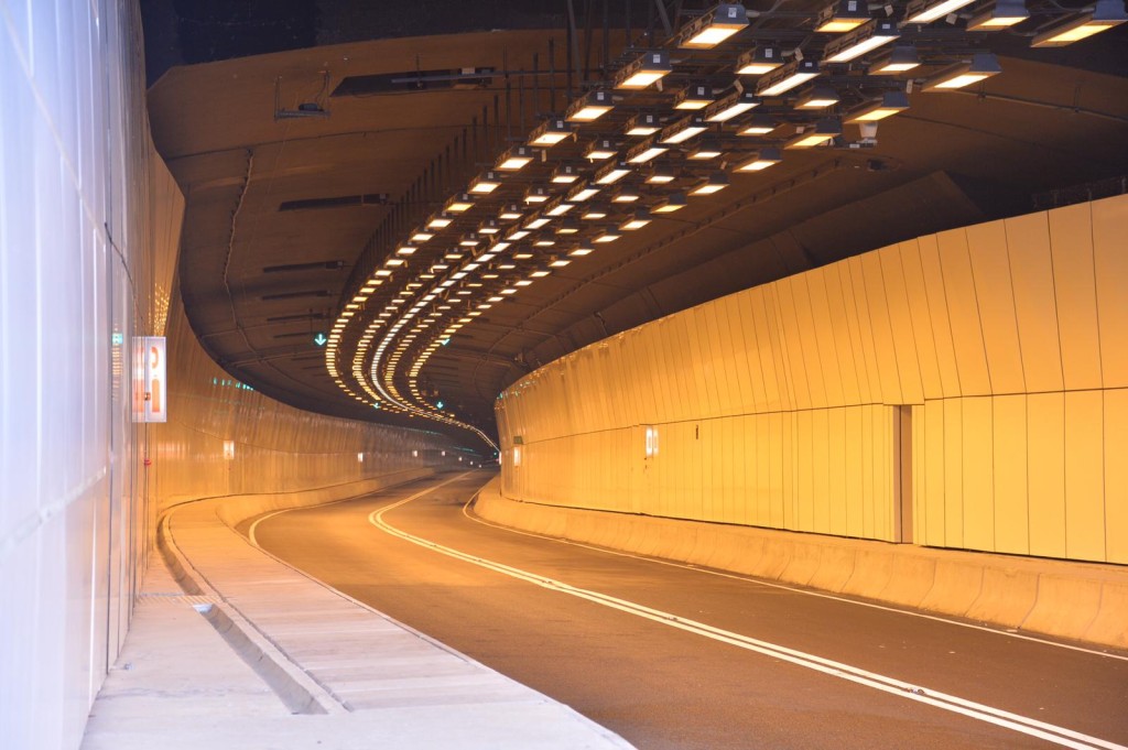 公路属于不收费道路及隧道。