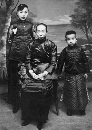 18歲的冰心（左）與其母及三弟謝為楫合照。